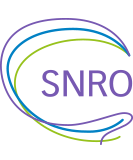 Logo SNRO. Stichting Nederlands Register voor Opleidingen. Drie gekleurde en gebogen lijnen in de vorm van een soort c met daarbinnen de letters SNRO in paars. Klik om de link te volgen naar de website van het SNRO.